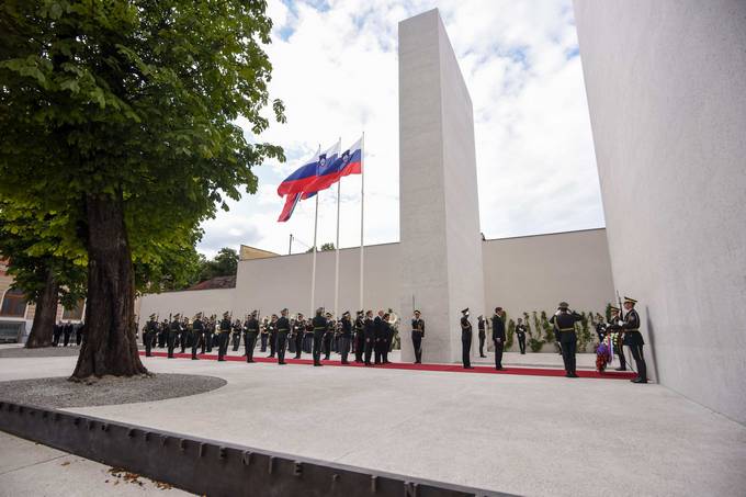 Govor predsednika Republike Slovenije Boruta Pahorja na slovesnosti ob odprtju spomenika vsem žrtvam vojn in z vojnami povezanim žrtvam